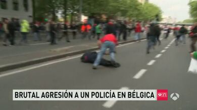 Brutal agresión a un policía durante una manifestación en Bruselas contra los recortes