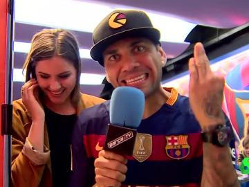 Dani Alves hace de reportero