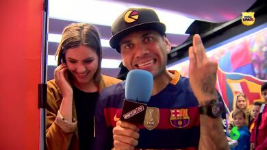 Un excéntrico Alves hizo de reportero antes de la fiesta culé por el doblete