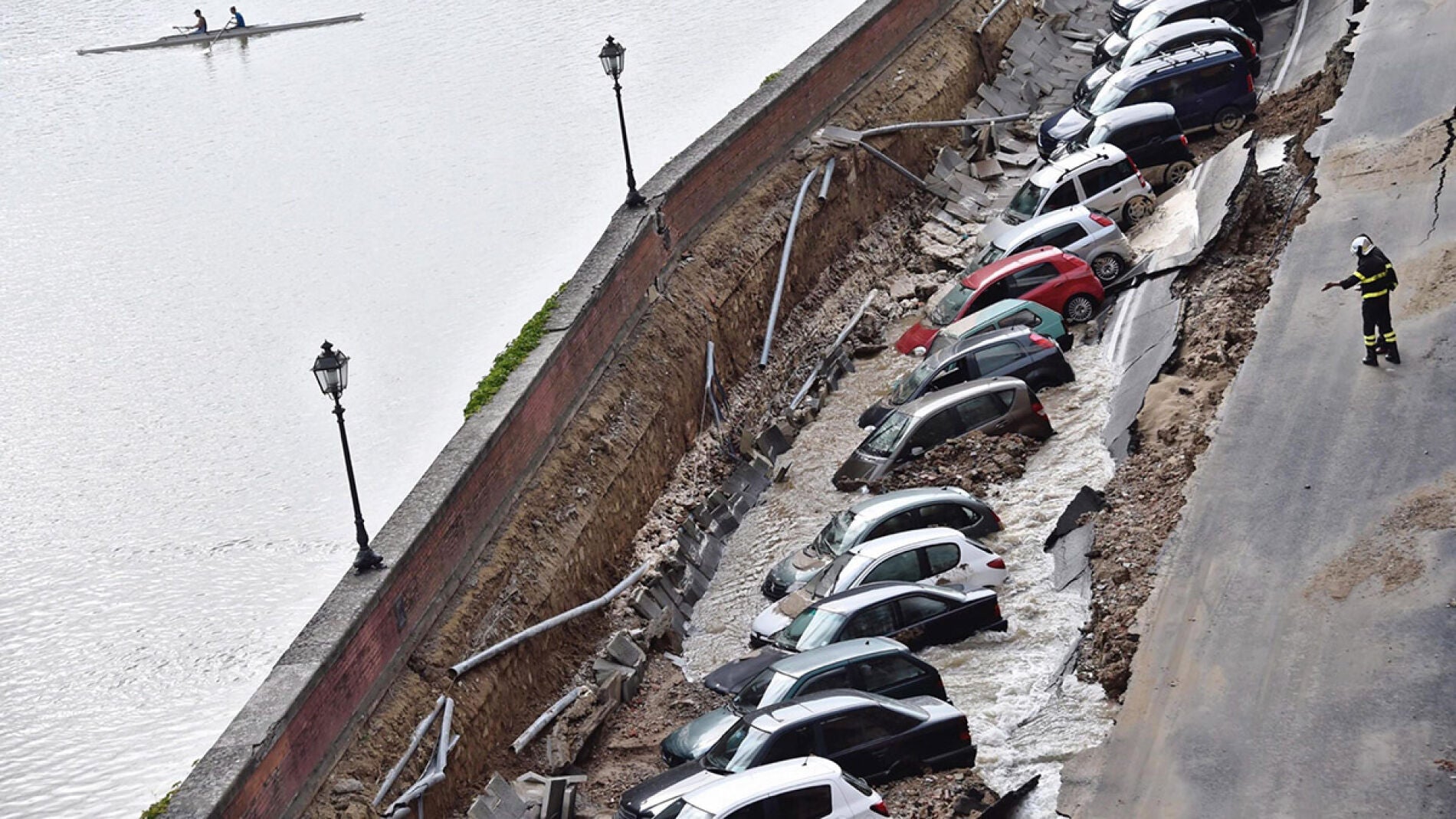 Un enorme socav&oacute;n engulle a 20 coches en Florencia