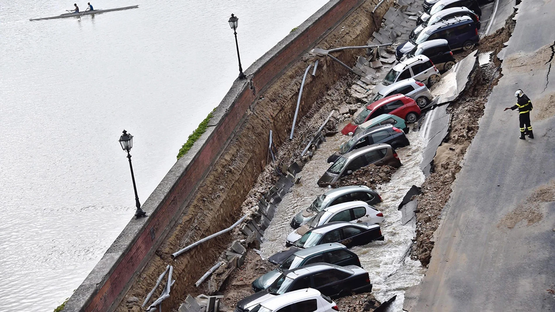 Un enorme socavón engulle a 20 coches en Florencia Un enorme socavón engulle a 20 coches en Florencia