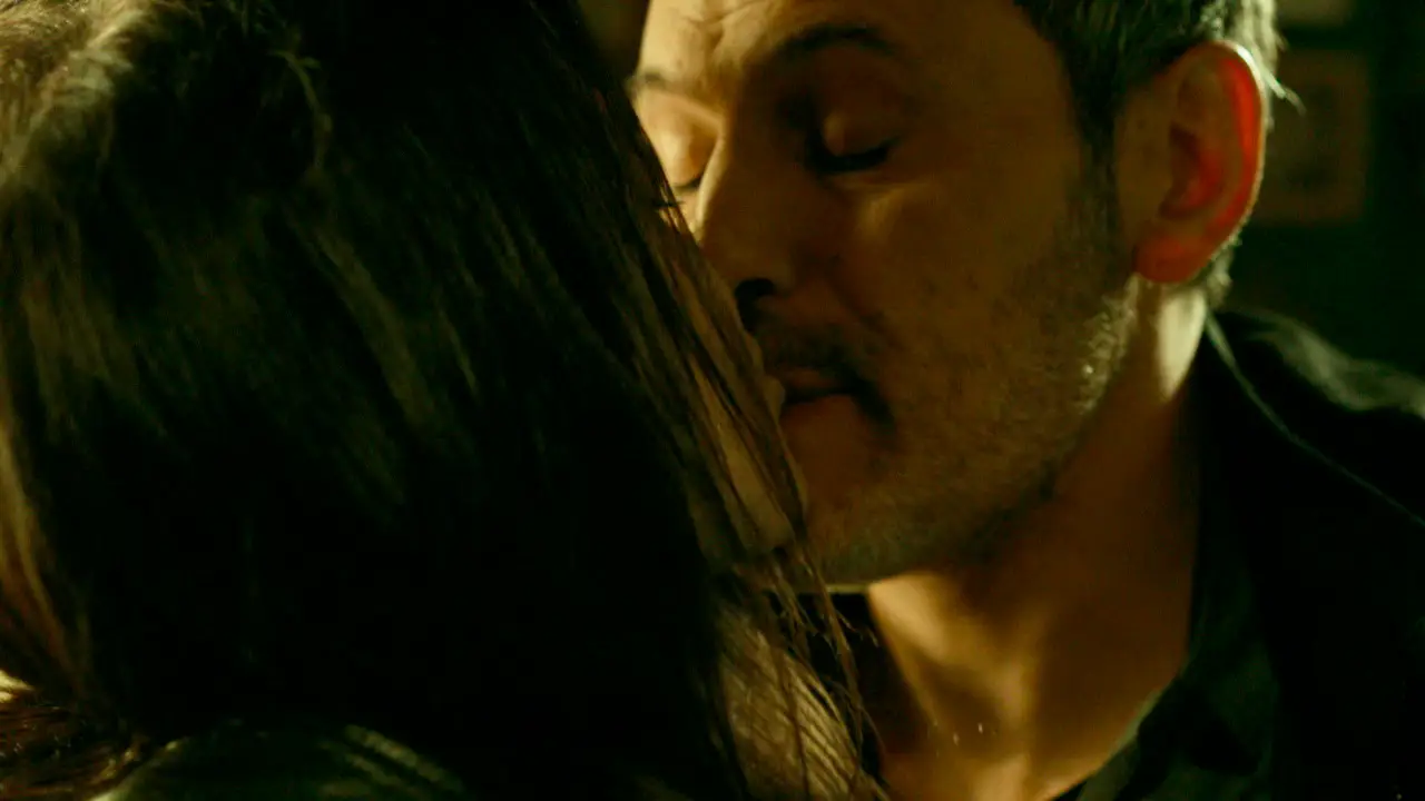 Helena besa a Fabio