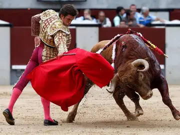 El matador 'El Juli' dando uno de los pases a un toro El matador 'El Juli' dando uno de los pases a un toro