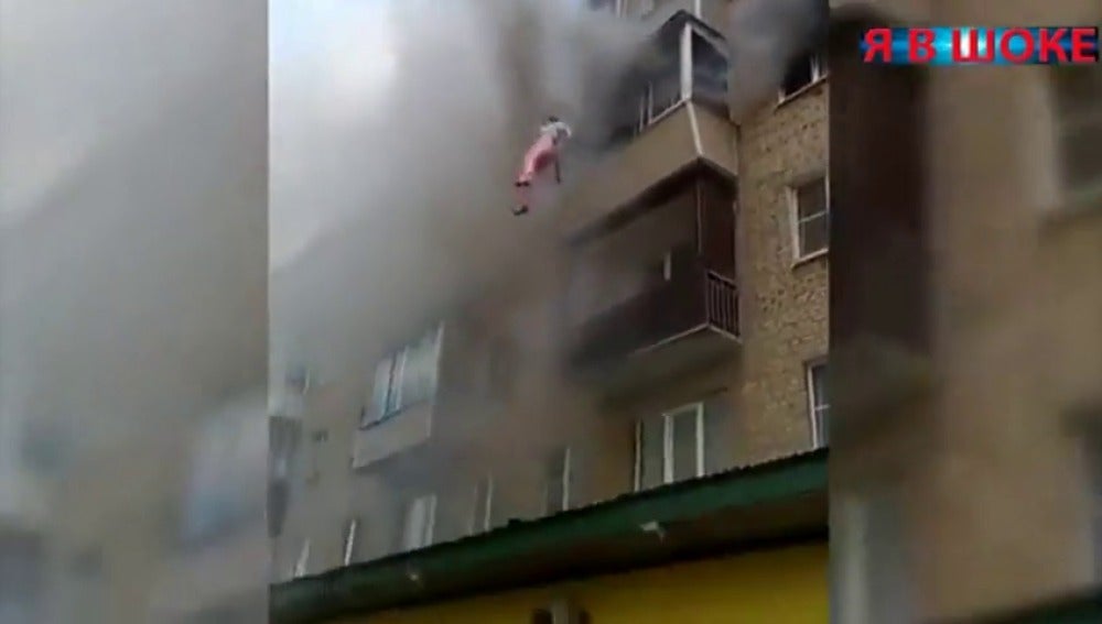 Frame 17.144924 de: Una familia se salva del fuego saltando por la ventana