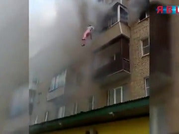 Frame 17.144924 de: Una familia se salva del fuego saltando por la ventana