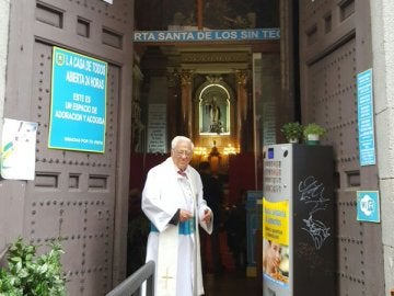 El padre Ángel, en la Iglesia de San Antón