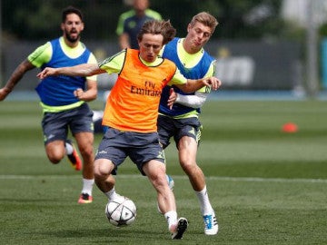 Luka Modric y Toni Kroos, durante un entrenamiento con el Madrid