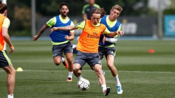 Luka Modric y Toni Kroos, durante un entrenamiento con el Madrid