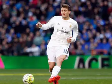 Mateo Kovacic golpeando el balón durante un partido Mateo Kovacic golpeando el balón durante un partido