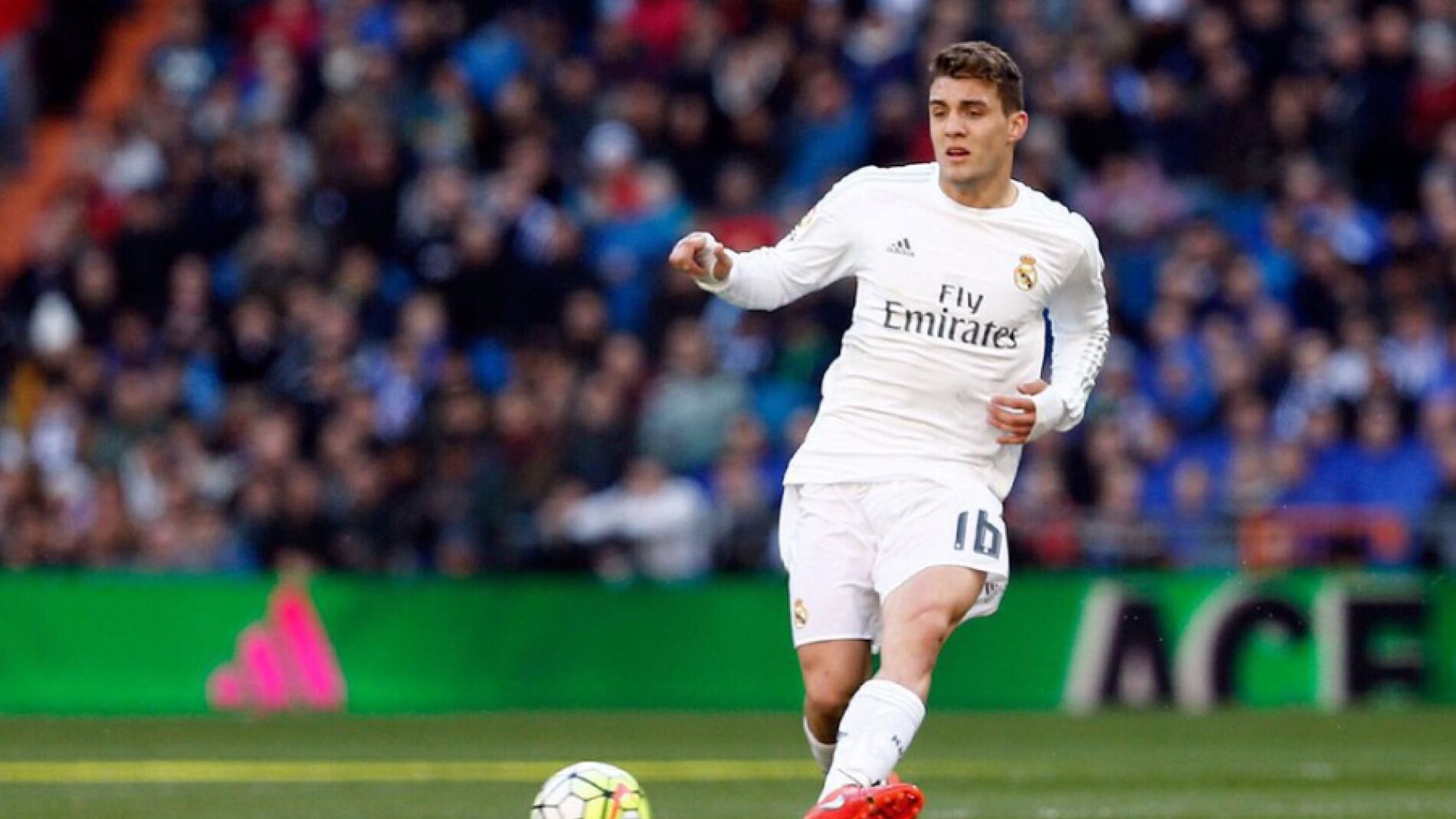 Mateo Kovacic golpeando el bal&oacute;n durante un partido