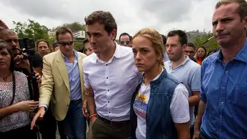Albert Rivera con Lilian Tintori. Albert Rivera con Lilian Tintori.