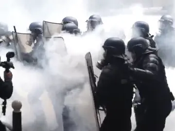 Frame 4.195443 de: Los disturbios se agravan en Francia en el octavo día de huelga Frame 4.195443 de: Los disturbios se agravan en Francia en el octavo día de huelga