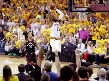 LeBron James realiza un mate ante los Toronto Raptors LeBron James realiza un mate ante los Toronto Raptors