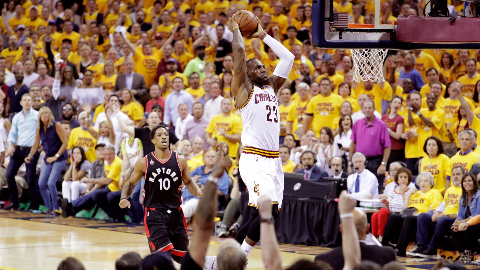 LeBron James realiza un mate ante los Toronto Raptors