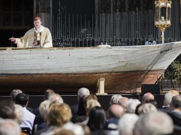 Cardenal alemán da misa con una embarcación