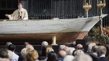 Cardenal alemán da misa con una embarcación