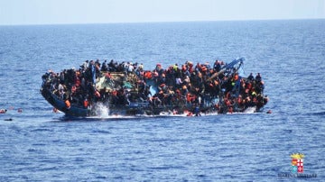 Una barcaza se hunde en el Mediterráneo