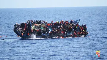 Una barcaza se hunde en el Mediterráneo Una barcaza se hunde en el Mediterráneo