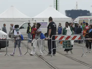 Más de un centenar de refugiados llegan a la isla de Lampedusa Más de un centenar de refugiados llegan a la isla de Lampedusa
