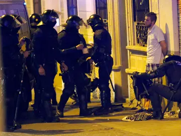 Los antidisturbios realizan un registro en el barrio de Gràcia. Los antidisturbios realizan un registro en el barrio de Gràcia.