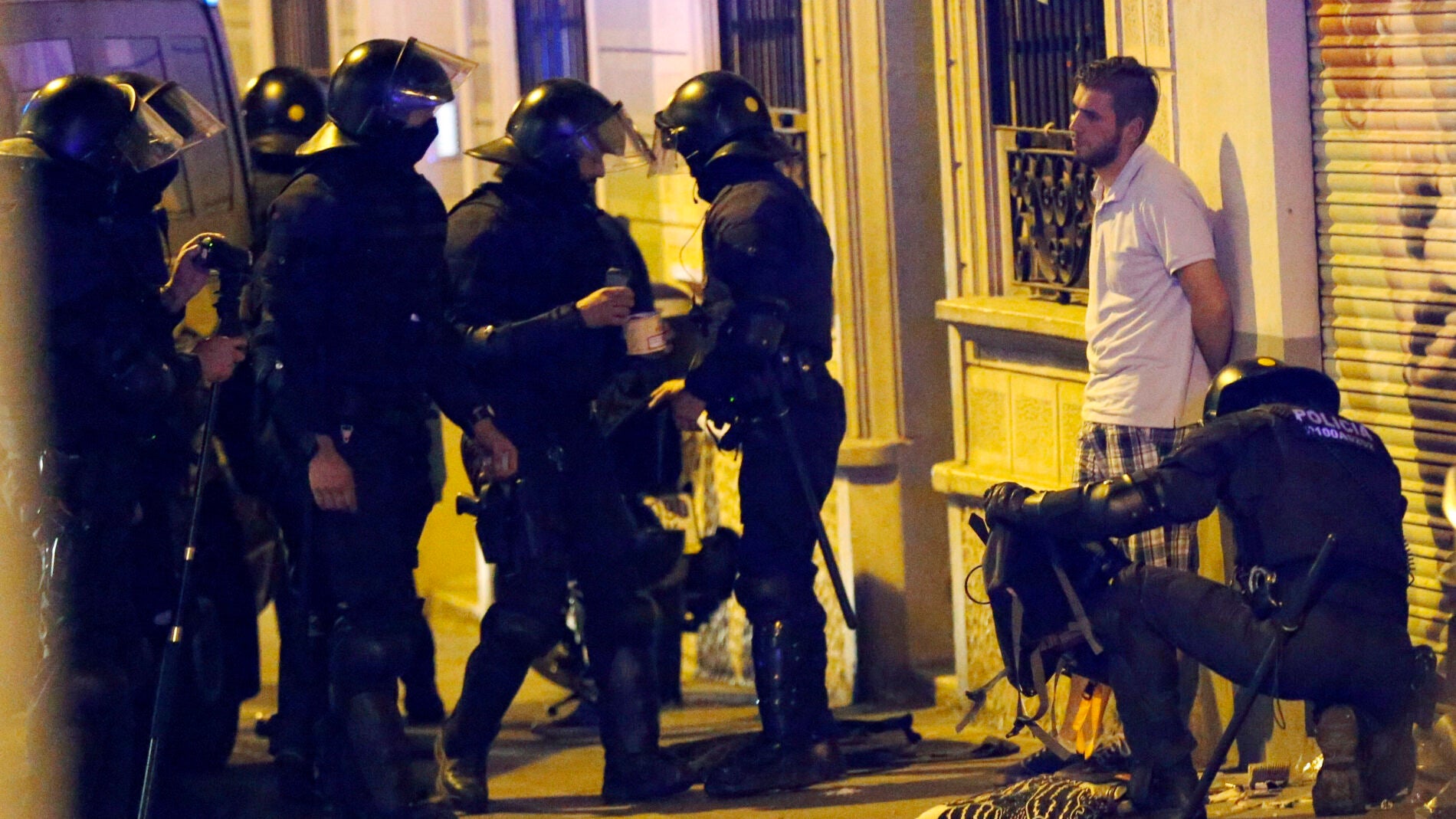 Los antidisturbios realizan un registro en el barrio de Gr&agrave;cia.