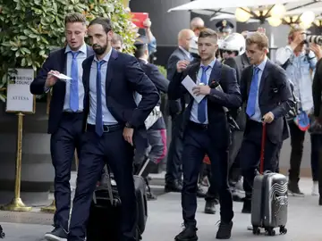 Juanfrán, Saúl y el resto de la plantilla llegan al hotel en Milán Juanfrán, Saúl y el resto de la plantilla llegan al hotel en Milán