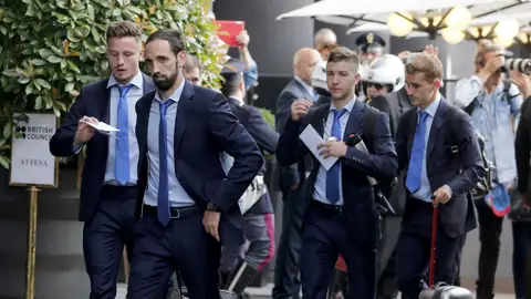 Juanfrán, Saúl y el resto de la plantilla llegan al hotel en Milán Juanfrán, Saúl y el resto de la plantilla llegan al hotel en Milán