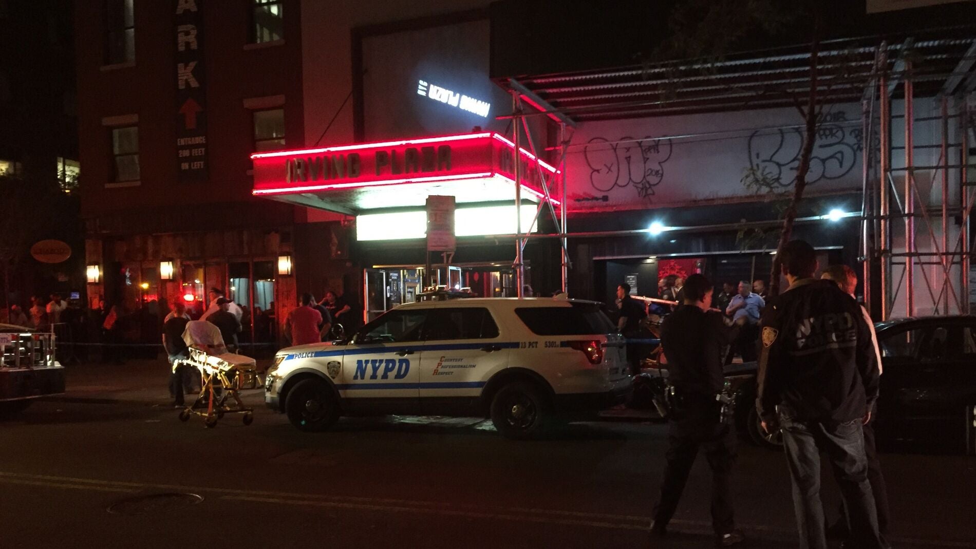 Exteriores de la sala Irving Plaza (Manhattan) tras el ataque.