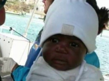 Frame 59.989129 de: Una niña de nueve meses, sola en Lampedusa después de que su madre muriera en una patera en el Mediterráneo