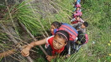 Niños chinos escalan montaña