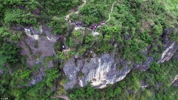 Niños chinos escalan montaña para ir al colegio