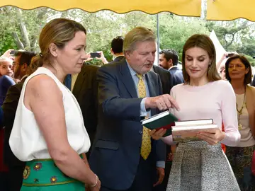 La Reina Letizia inaugura una nueva edición de la Feria del Libro La Reina Letizia inaugura una nueva edición de la Feria del Libro