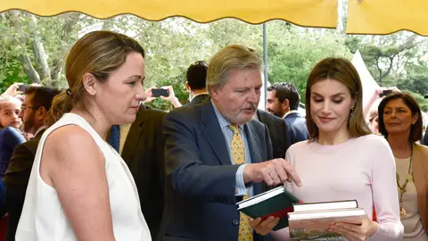 La Reina Letizia inaugura una nueva edición de la Feria del Libro La Reina Letizia inaugura una nueva edición de la Feria del Libro