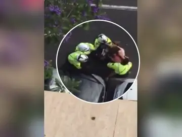 Frame 45.27893 de: Una víctima de violencia de género golpea a los policías que intentaban defenderla Frame 45.27893 de: Una víctima de violencia de género golpea a los policías que intentaban defenderla