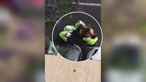 Frame 45.27893 de: Una v&iacute;ctima de violencia de g&eacute;nero golpea a los polic&iacute;as que intentaban defenderla