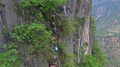  Un grupo de niños chinos debe escalar una roca de 800 metros para poder ir a la escuela