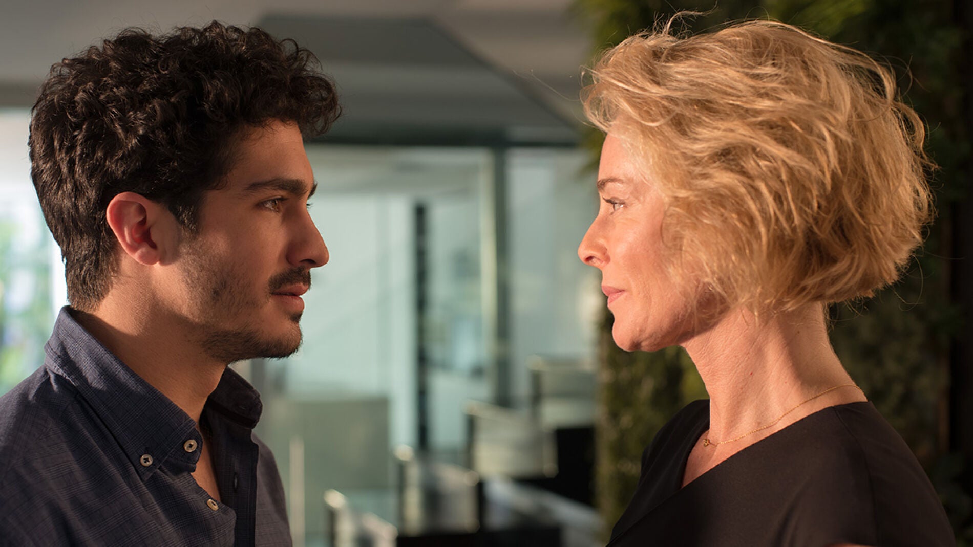 Carlos a Claudia: "Vay&aacute;monos lejos de aqu&iacute;"