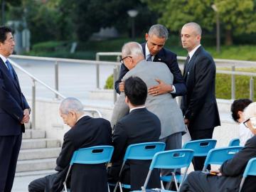 Obama abraza a una víctima de Hiroshima en el acto conmemorativo.