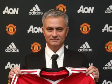 José Mourinho posa con la camiseta del Manchester United José Mourinho posa con la camiseta del Manchester United