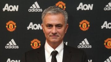 José Mourinho posa con la camiseta del Manchester United