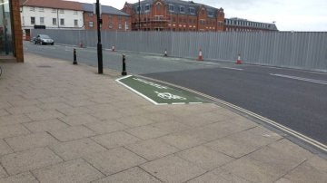 Carril bici de solo un metro en Wolverhampton 