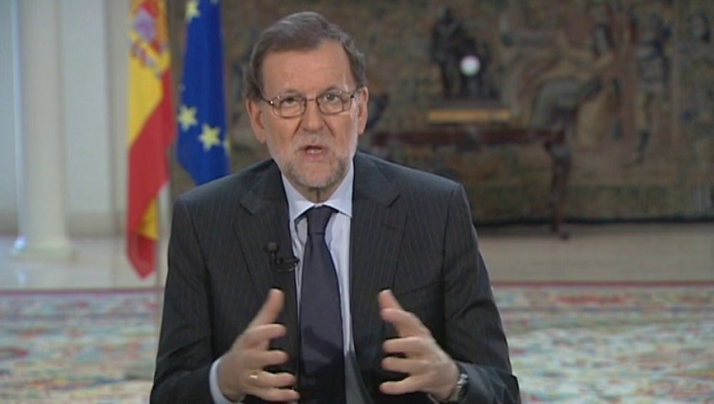 Frame 5.219228 de: Rajoy agradece a los militares su sacrificio en defensa de la seguridad y libertad