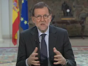 Frame 5.219228 de: Rajoy agradece a los militares su sacrificio en defensa de la seguridad y libertad Frame 5.219228 de: Rajoy agradece a los militares su sacrificio en defensa de la seguridad y libertad