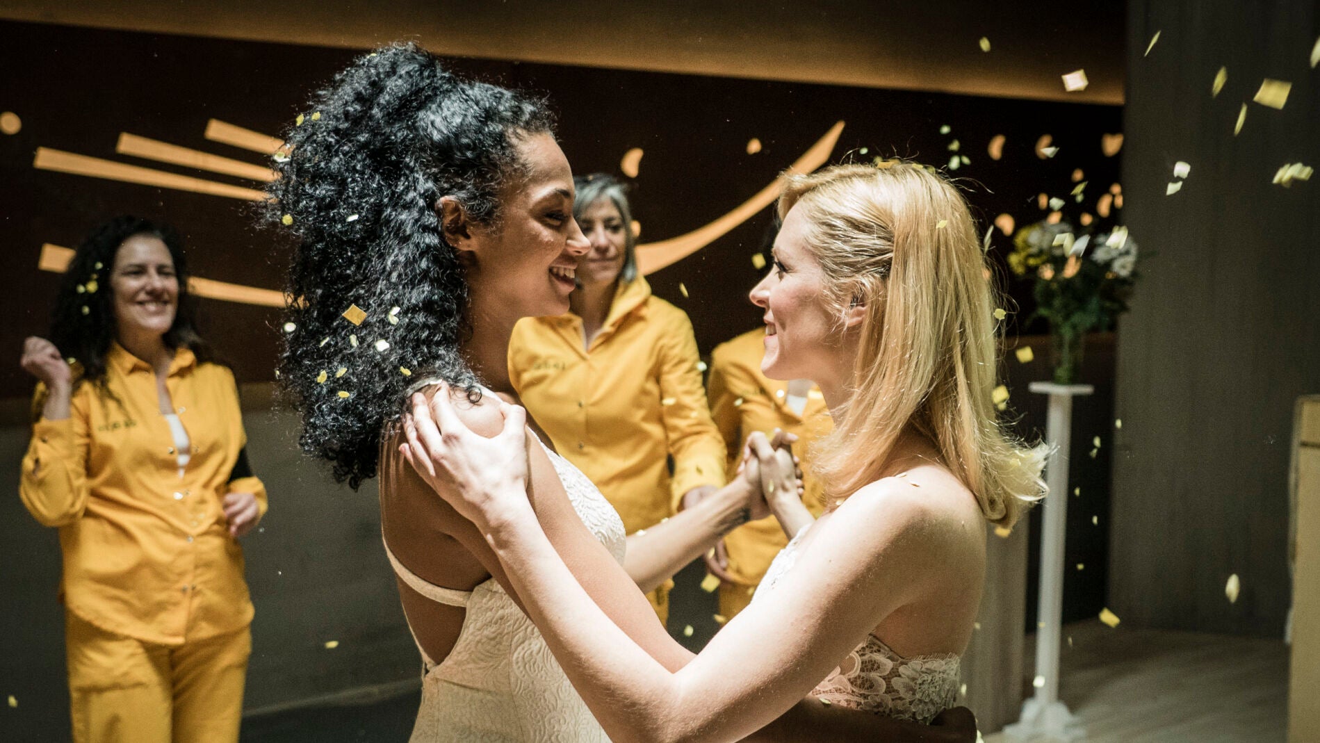 Baile rom&aacute;ntico entre Macarena y Rizos