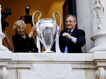 Florentino Pérez junto a Manuela Carmena y la Champions