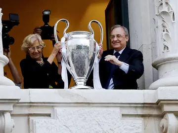 Florentino Pérez junto a Manuela Carmena y la Champions Florentino Pérez junto a Manuela Carmena y la Champions