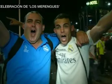 Aficonados del Real Madrid celebran la victoria en Milán Aficonados del Real Madrid celebran la victoria en Milán