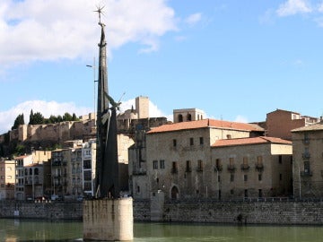 Monumento franquista en medio del Ebro