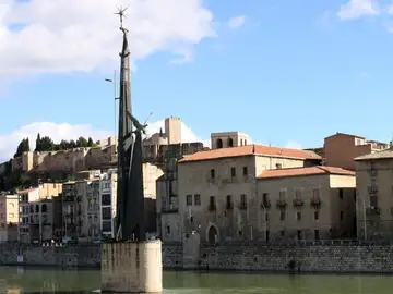 Monumento franquista en medio del Ebro Monumento franquista en medio del Ebro