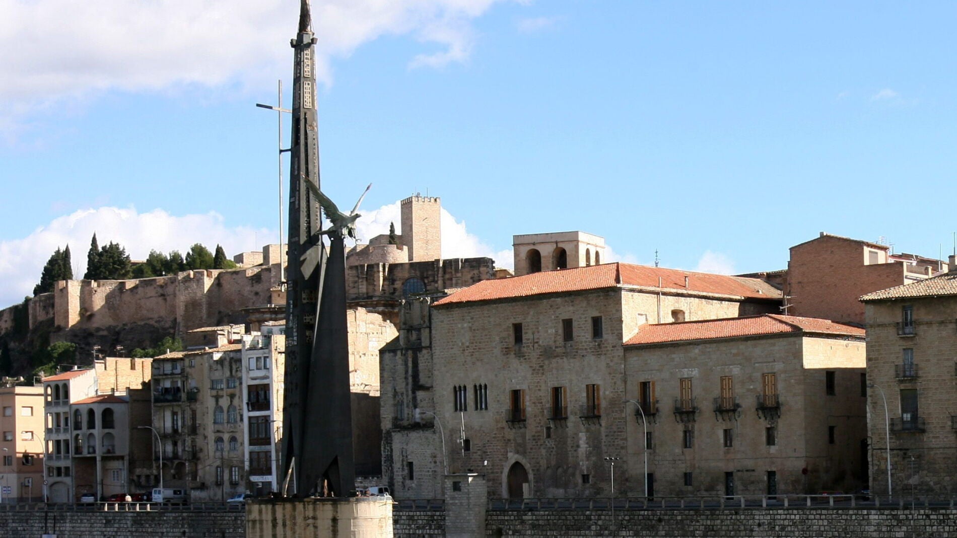 Monumento franquista en medio del Ebro